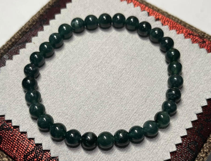 Nên đeo trang sức ngọc đã được thanh tẩy.