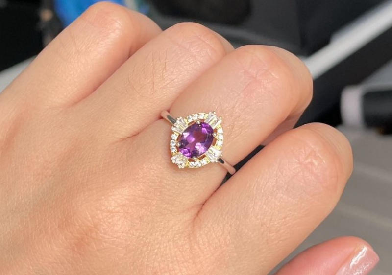 Nên đeo nhẫn ngọc đúng ngón tay để thu hút tình duyên