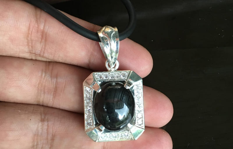 Khám phá sức hút của trang sức ngọc đen dành cho nam giới