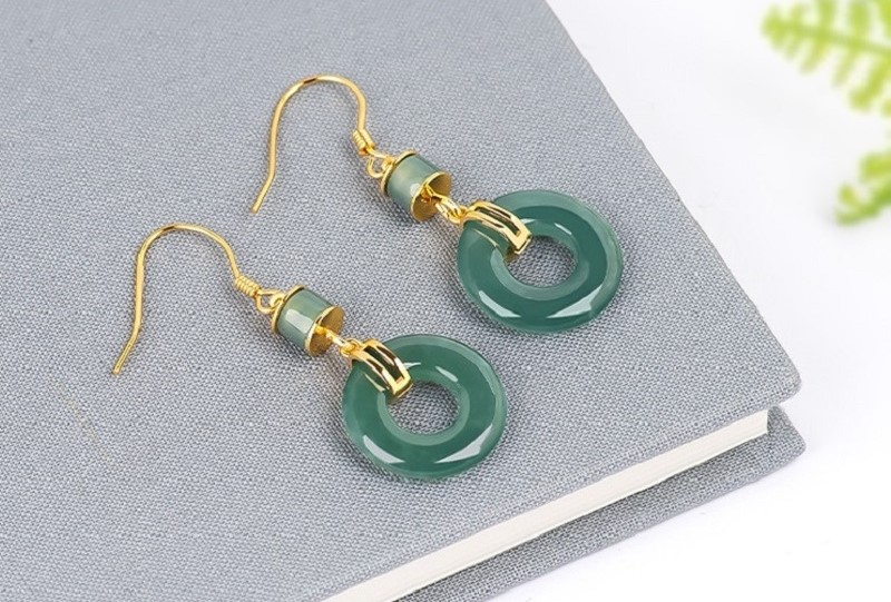 Bông tai ngọc phỉ thúy – Vẻ đẹp thanh lịch cho mọi phong cách