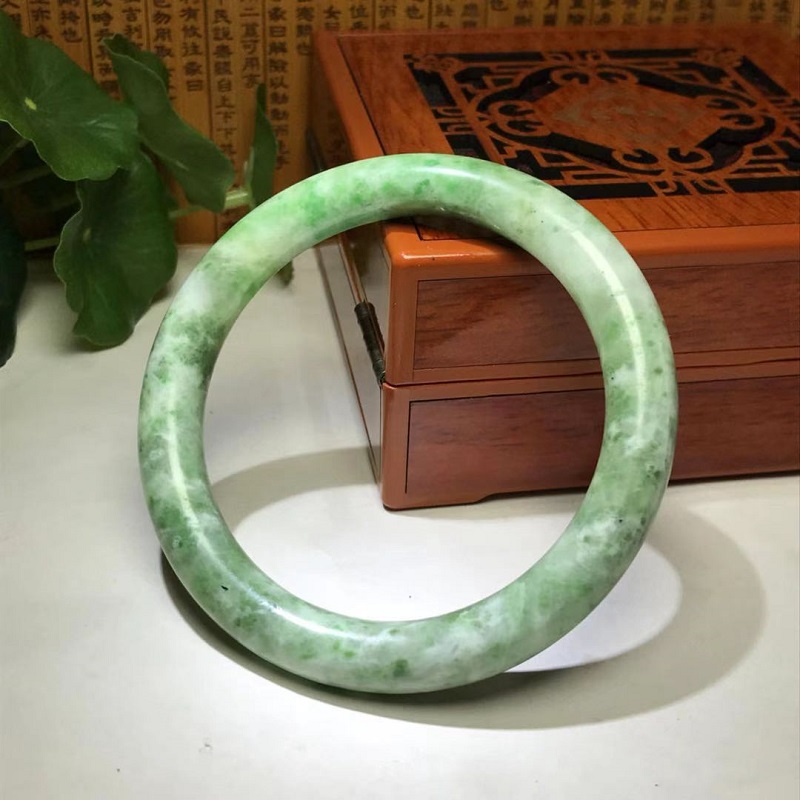 Vòng ngọc bản tròn – Biểu tượng của sự viên mãn