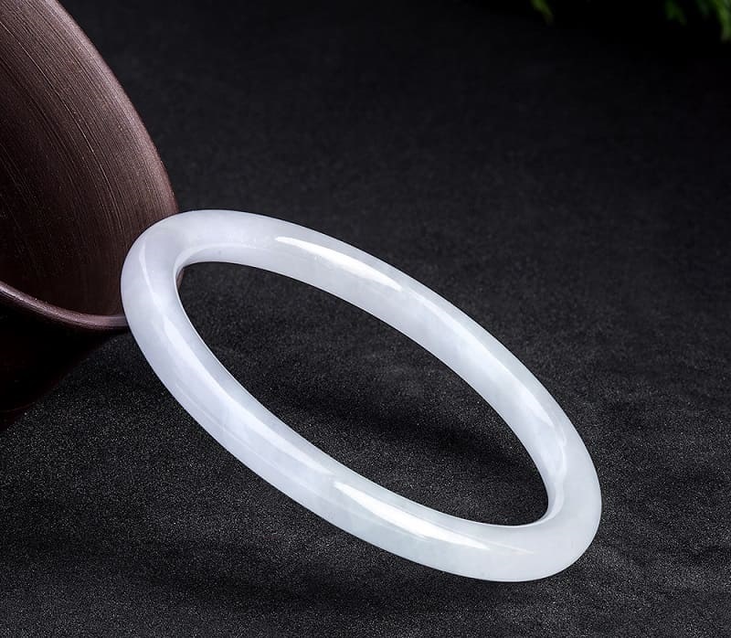 Trang sức ngọc cho người mệnh Thủy - Màu nào kích tài, màu nào tránh?