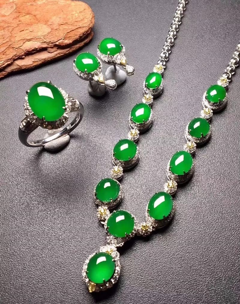 Tặng gì cho sếp? Trang sức ngọc cao cấp - quà tặng sếp ý nghĩa và sang trọng