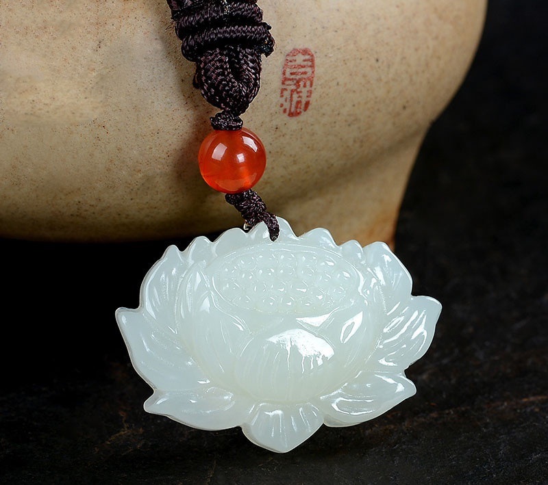 Mặt dây chuyền ngọc phong thủy - Món quà ý nghĩa cho mẹ