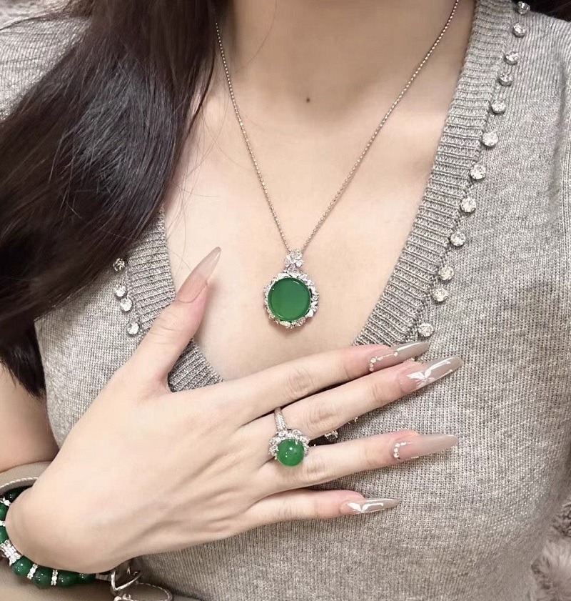 Ngọc mix cùng phụ kiện thời trang sang trọng độc đáo